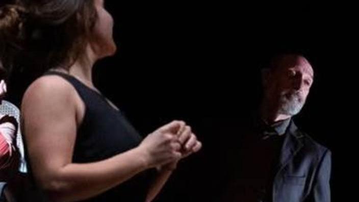 Tra memoria e ironia va in scena il “povero orfanello” di Grumberg