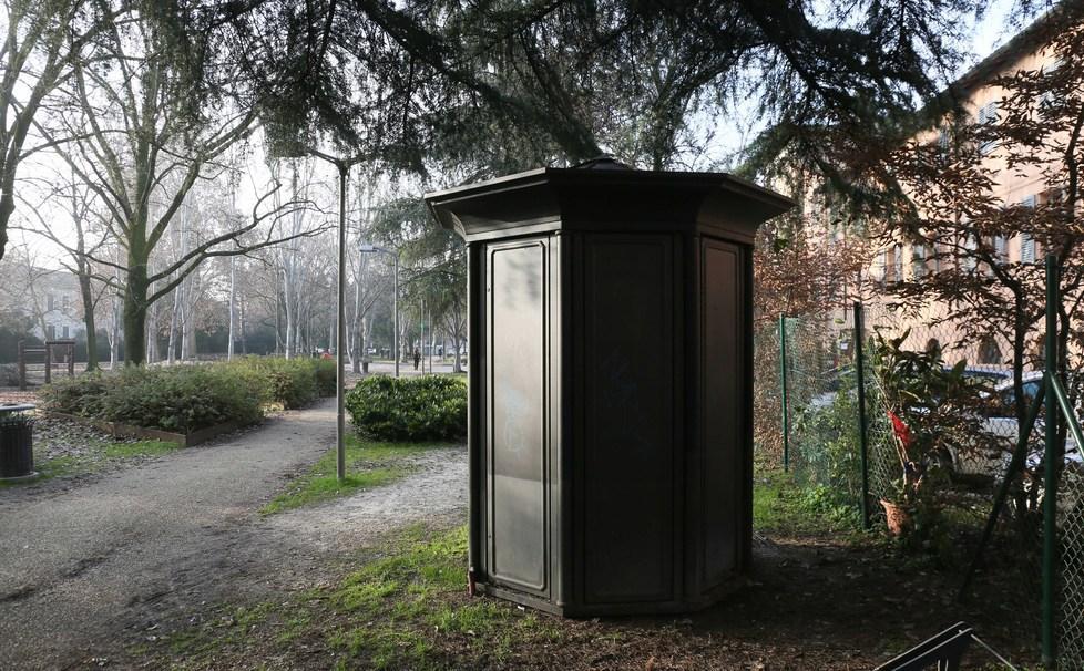 I bagni pubblici? In funzione solo quello dietro il Comune 