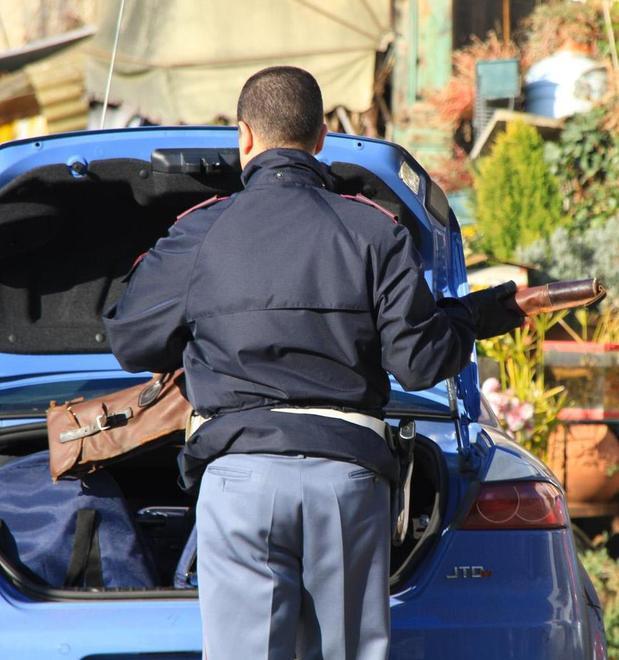 Fucili nell’auto non autorizzati E finisce nei guai 