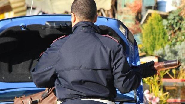 Fucili nell’auto non autorizzati E finisce nei guai