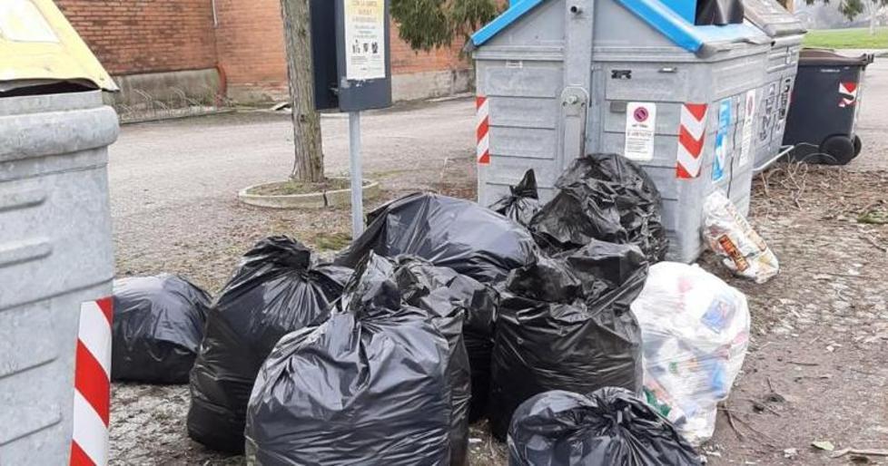 Rifiuti davanti al cimitero