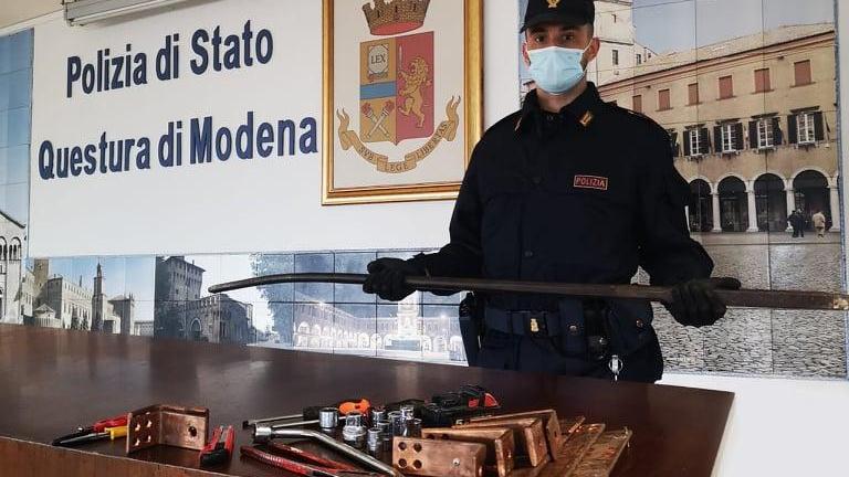 Modena Minorenne guida di un'auto piena di arnesi da scasso