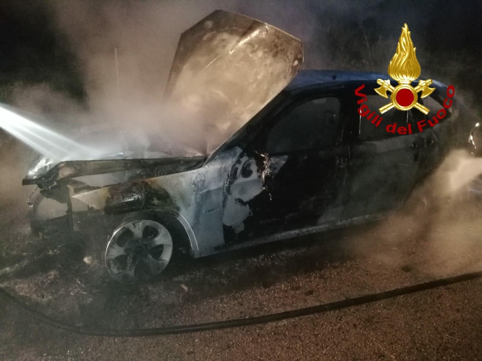 Arzachena, a fuoco una Bmw  