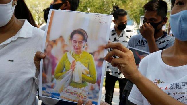Birmania: Londra condanna le accuse a Suu Kyi