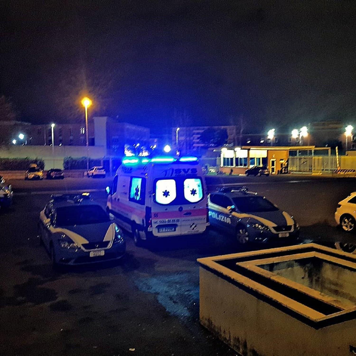 L'ambulanza della Svs nel piazzale della questura