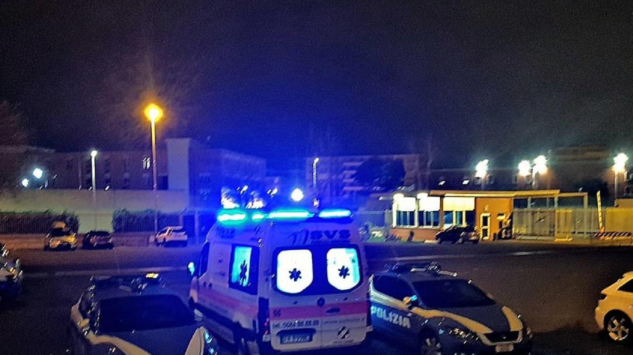 L'ambulanza della Svs nel piazzale della questura