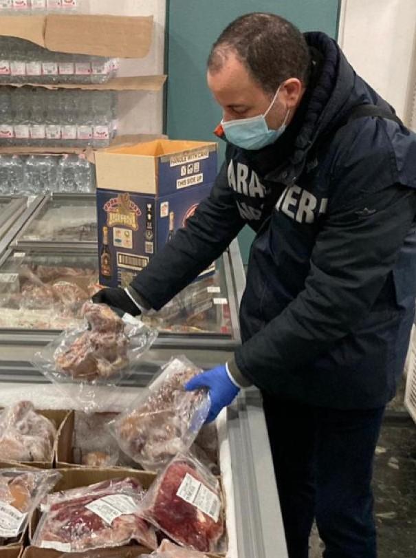 Controlli in una macelleria, i Nas sequestrano dodici chili di carne di cavallo