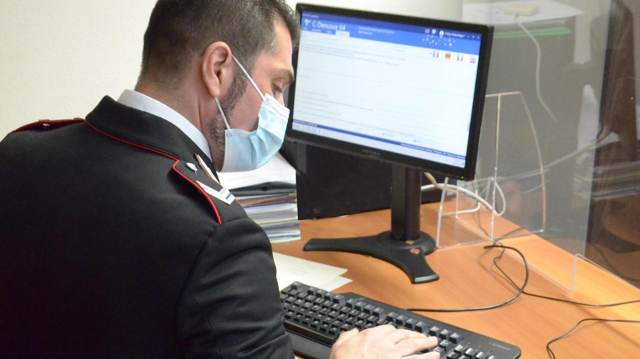 Invia una foto osé a un contatto social: impiegata cagliaritana vittima di revenge porn