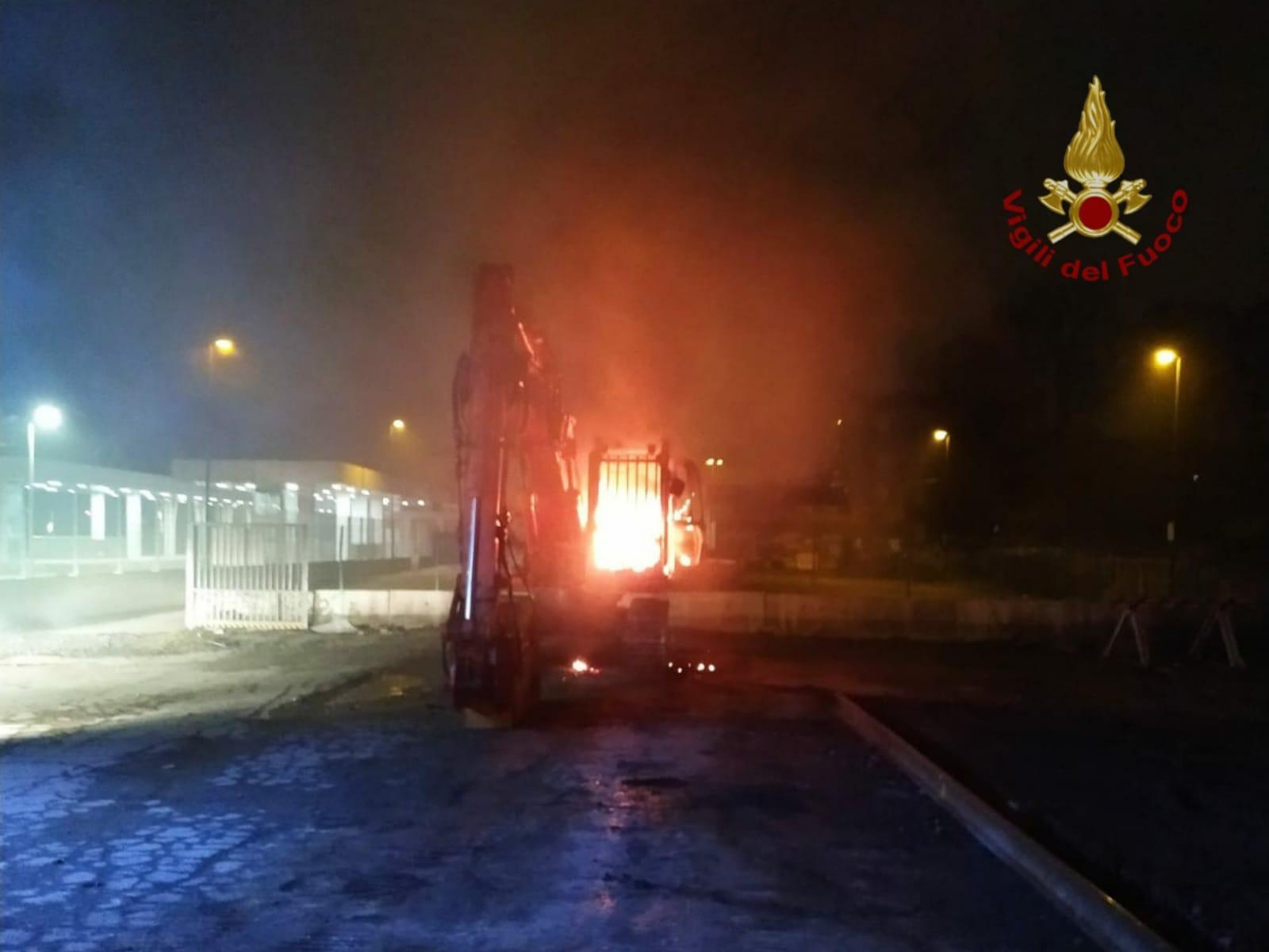 Bruciano due macchinari per la manutenzione della ferrovia, vigili del fuoco in stazione
