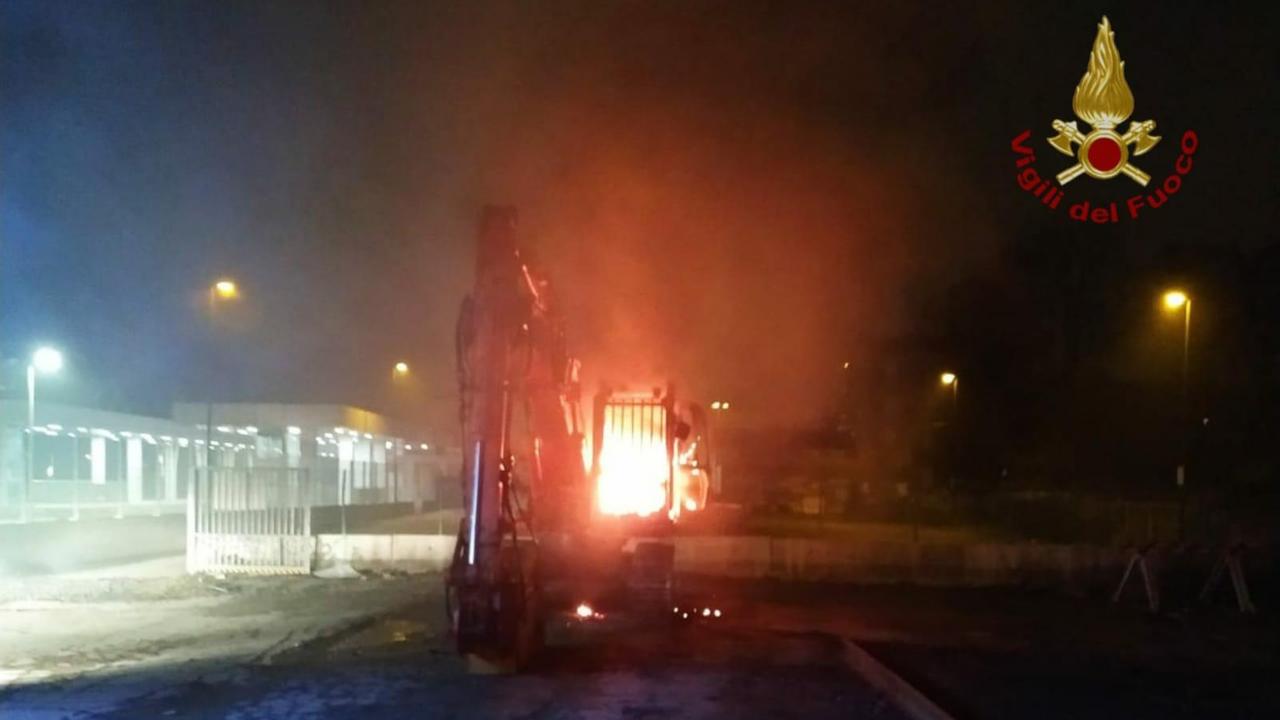 Bruciano due macchinari per la manutenzione della ferrovia, vigili del fuoco in stazione