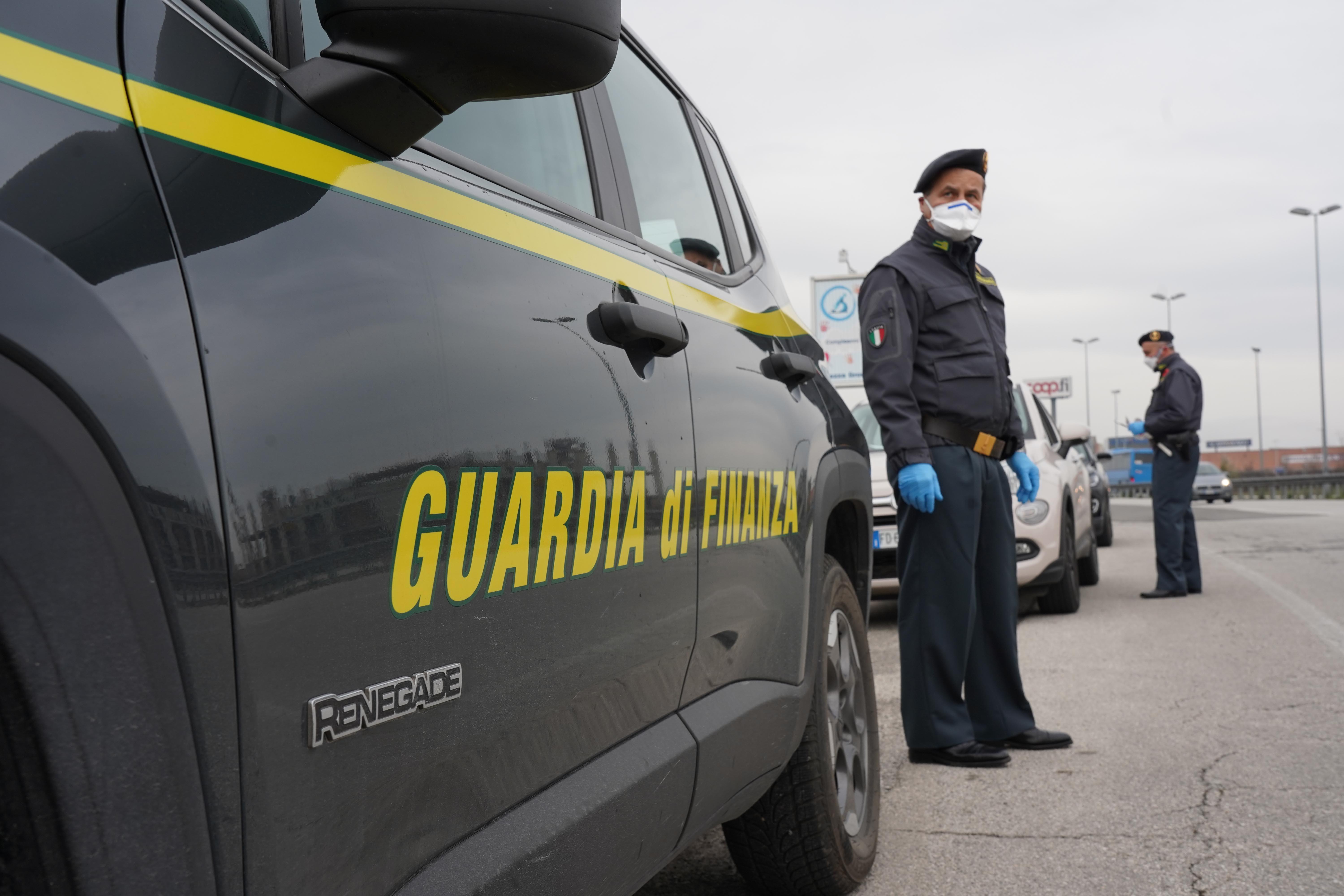 Un controllo della guardia di finanza (foto d'archivio, Silvi)