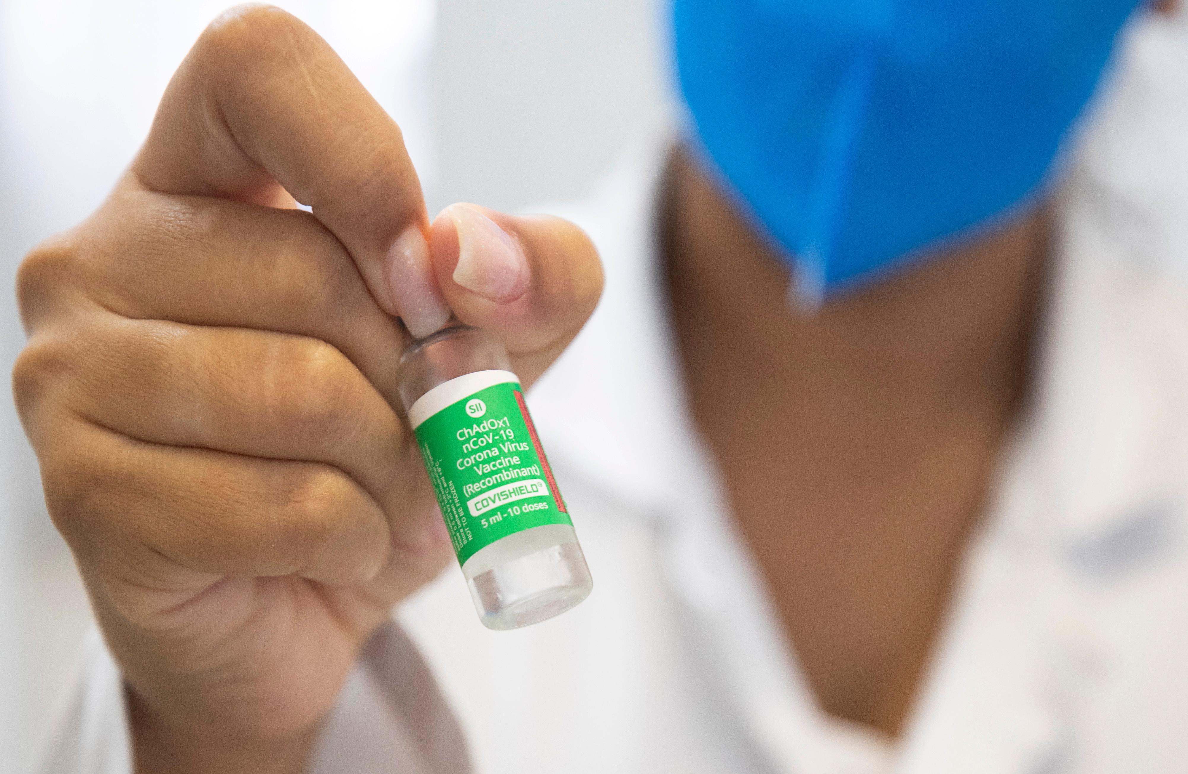 Vaccini in Toscana, da metà febbraio via alle dosi AstraZeneca per docenti e forze armate 