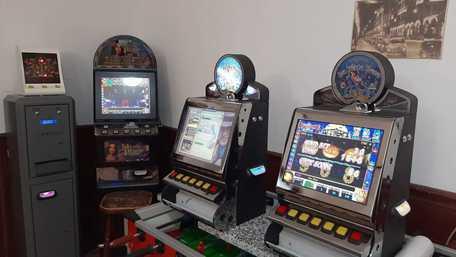 Assemini, bar con 4 slot machine irregolari: 44mila euro di multa