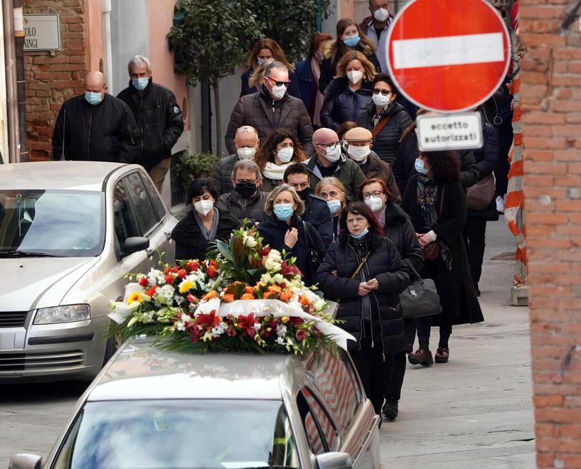 La moglie, la sorella e i parenti di Mario Molesti durante il corteo funebre di ieri (foto Franco Silvi)