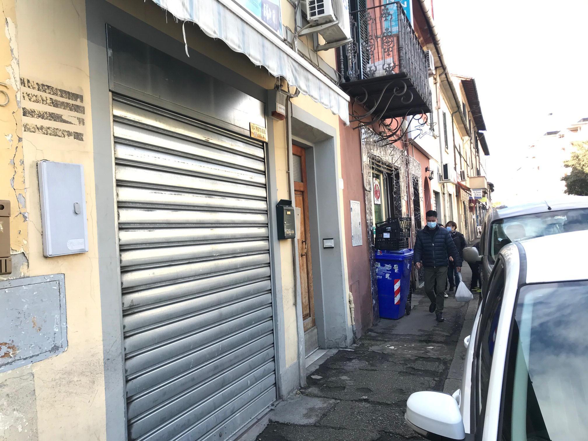 Un negozio chiuso in via Pistoiese (foto Batavia)