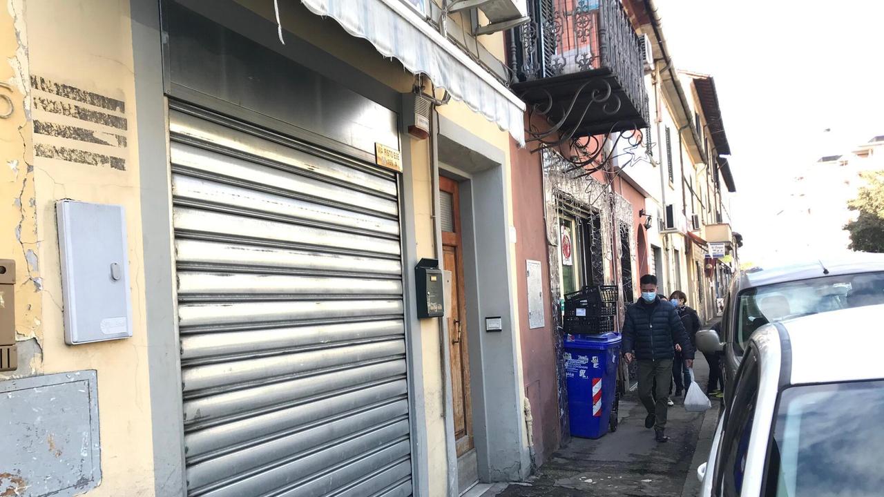 Un negozio chiuso in via Pistoiese (foto Batavia)