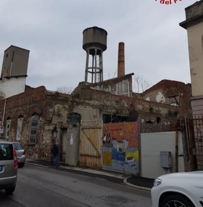 La cisterna pericolante all'ex Lucchesi