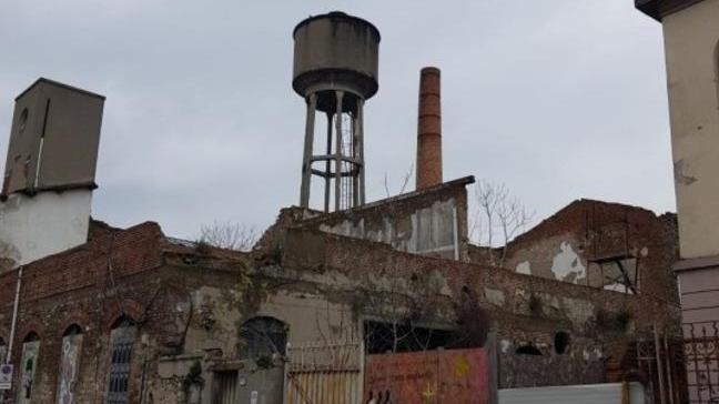 La cisterna pericolante all'ex Lucchesi