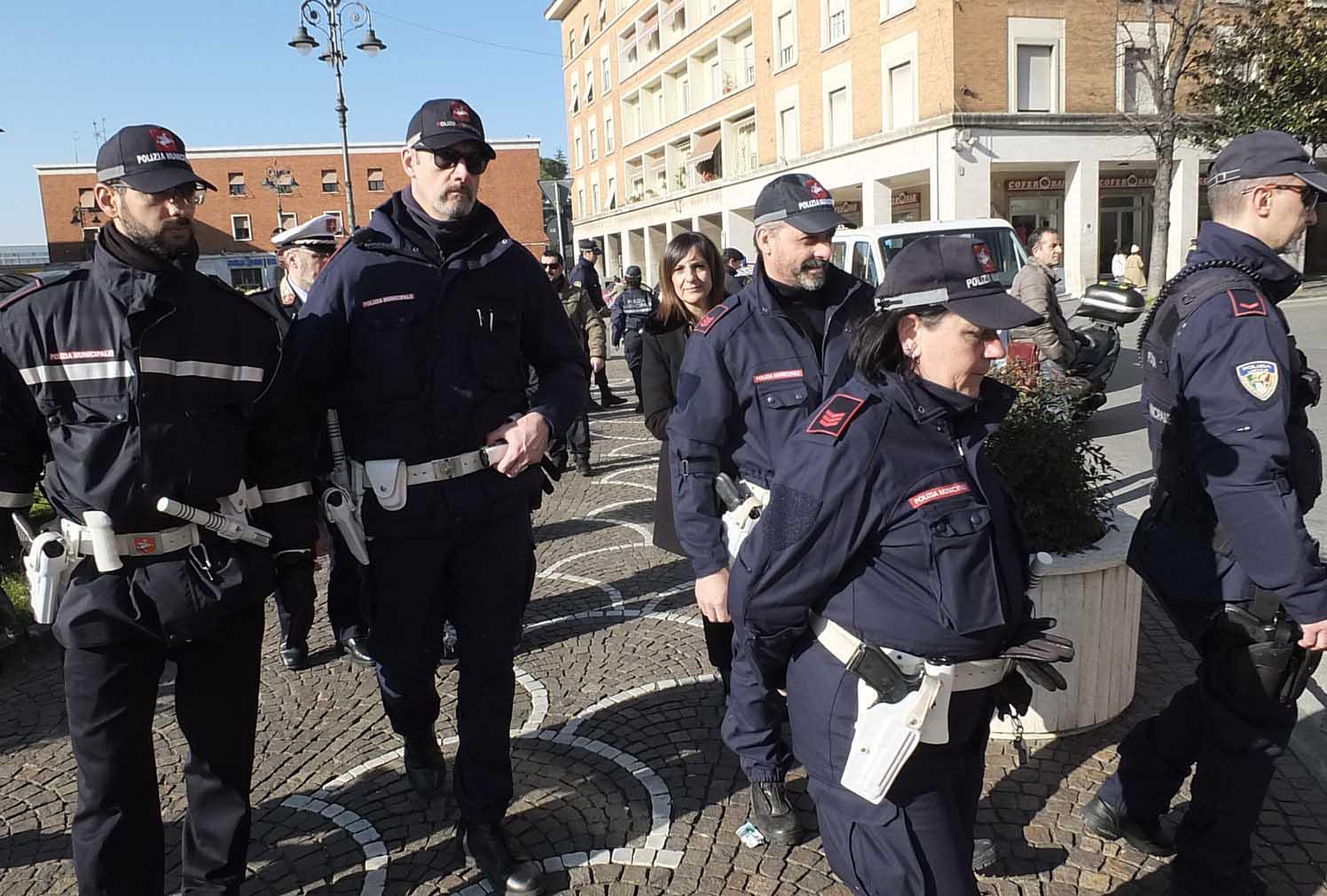 Agenti della polizia municipale davanti alla stazione di Pisa (foto d'archivio)