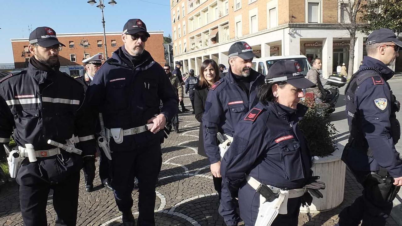 Agenti della polizia municipale davanti alla stazione di Pisa (foto d'archivio)