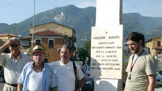 Stele al partigiano, dubbi e polemiche