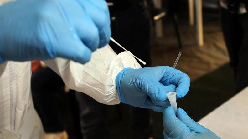 Covid, nuova vittima però calano i contagi e aumentano i guariti