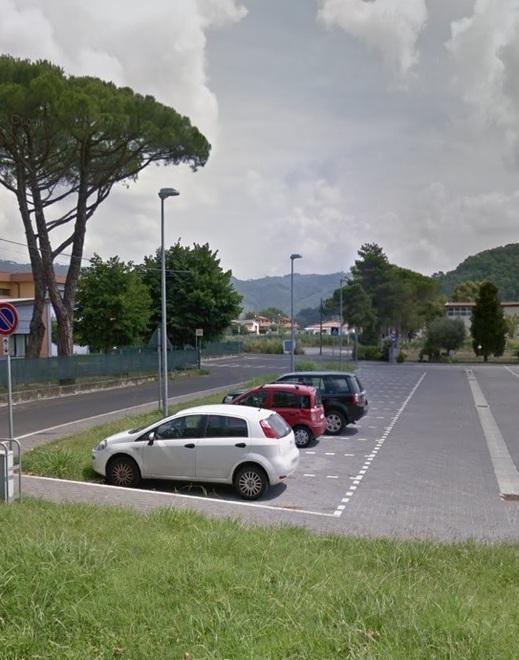 Controlli a tappeto fuori dalla scuola contro la sosta selvaggia