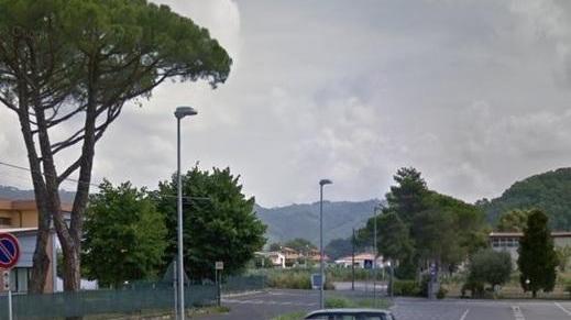 Controlli a tappeto fuori dalla scuola contro la sosta selvaggia
