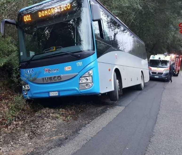 Bus fuori strada: salvati autista e passeggero 