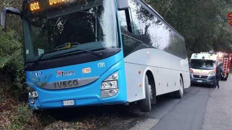 Bus fuori strada: salvati autista e passeggero