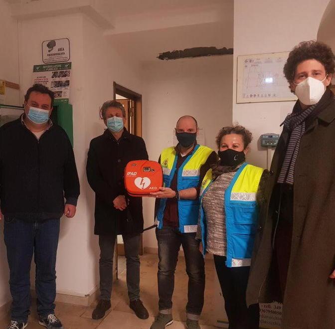 La Misericordia dona un defibrillatore per gli uffici comunali 