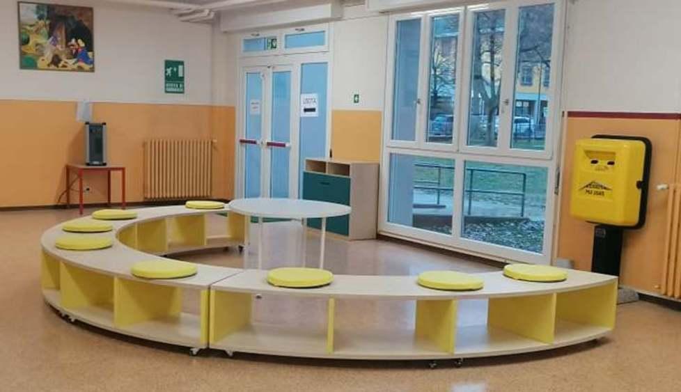 Con i nuovi arredi più spazi per le lezioni alla scuola primaria 