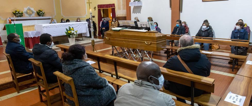 In fila nel ricordo di don Celestino