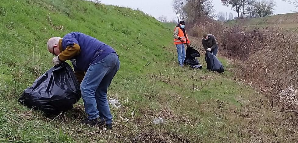 Liberi dalla plastica Si raccolgono rifiuti lasciati per strada 