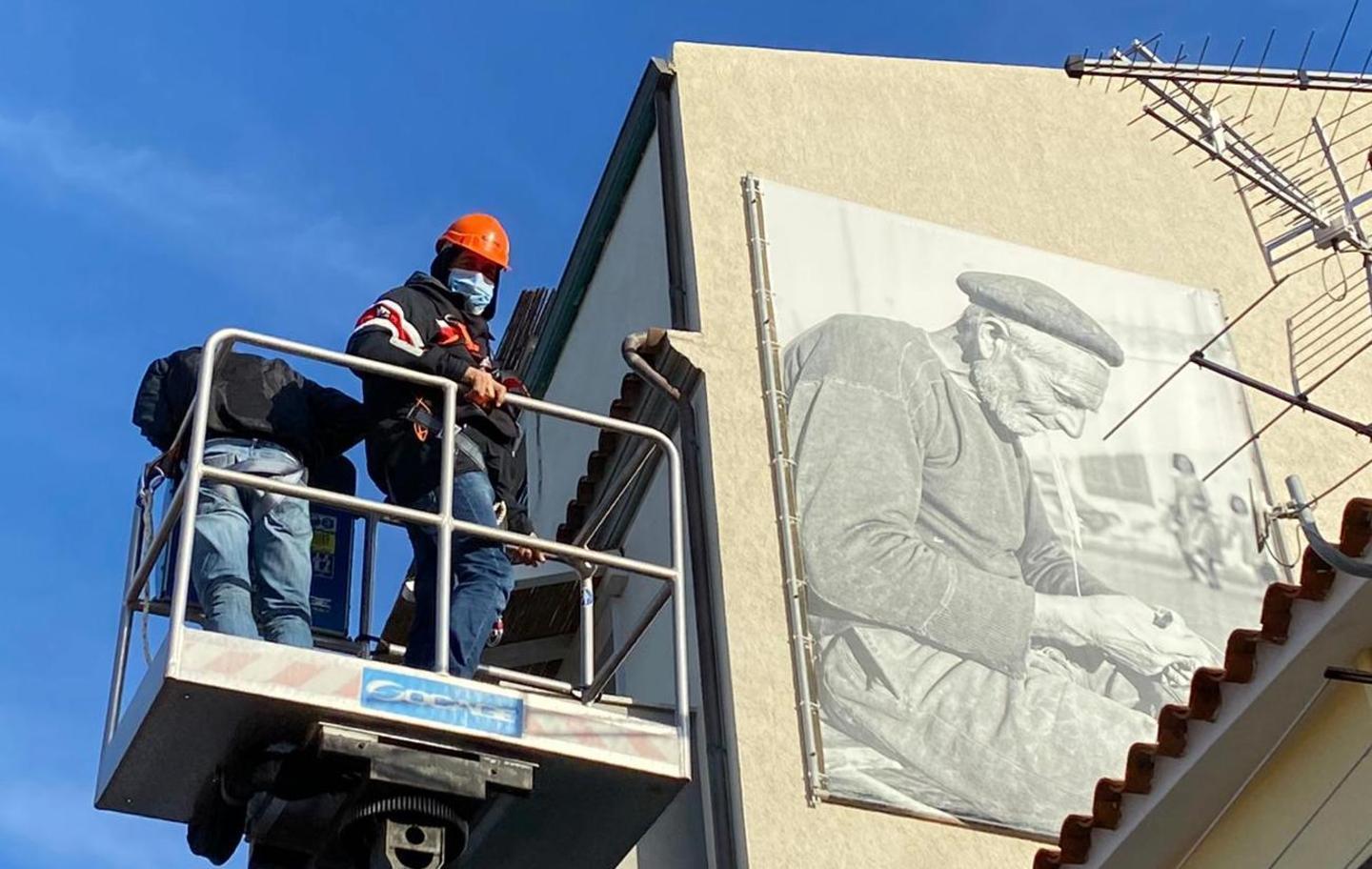 Sistemano le foto, bloccati dai vigili 