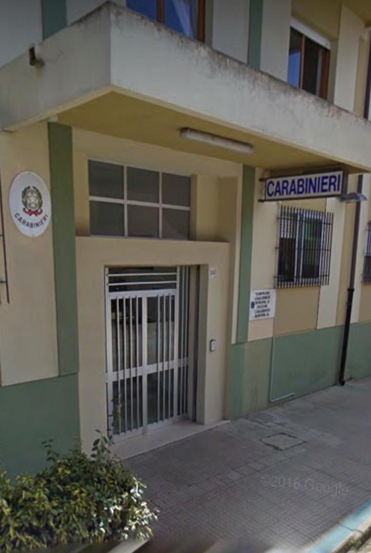 Colpisce il vicino con una scopa, denunciato