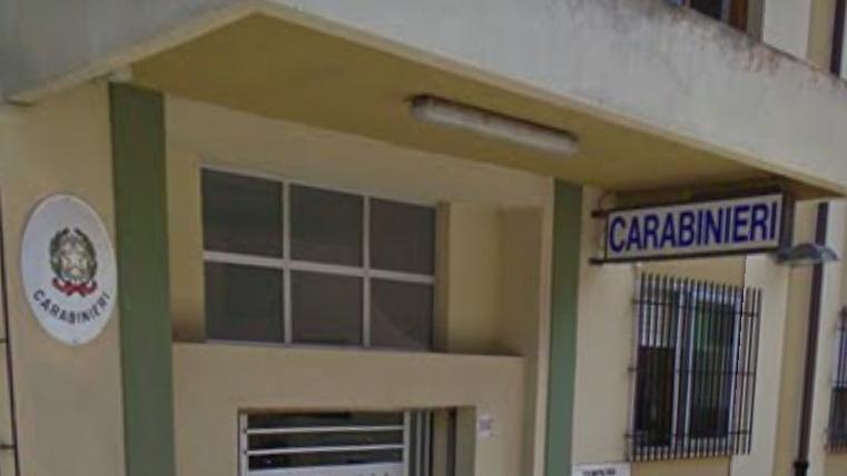 Colpisce il vicino con una scopa, denunciato