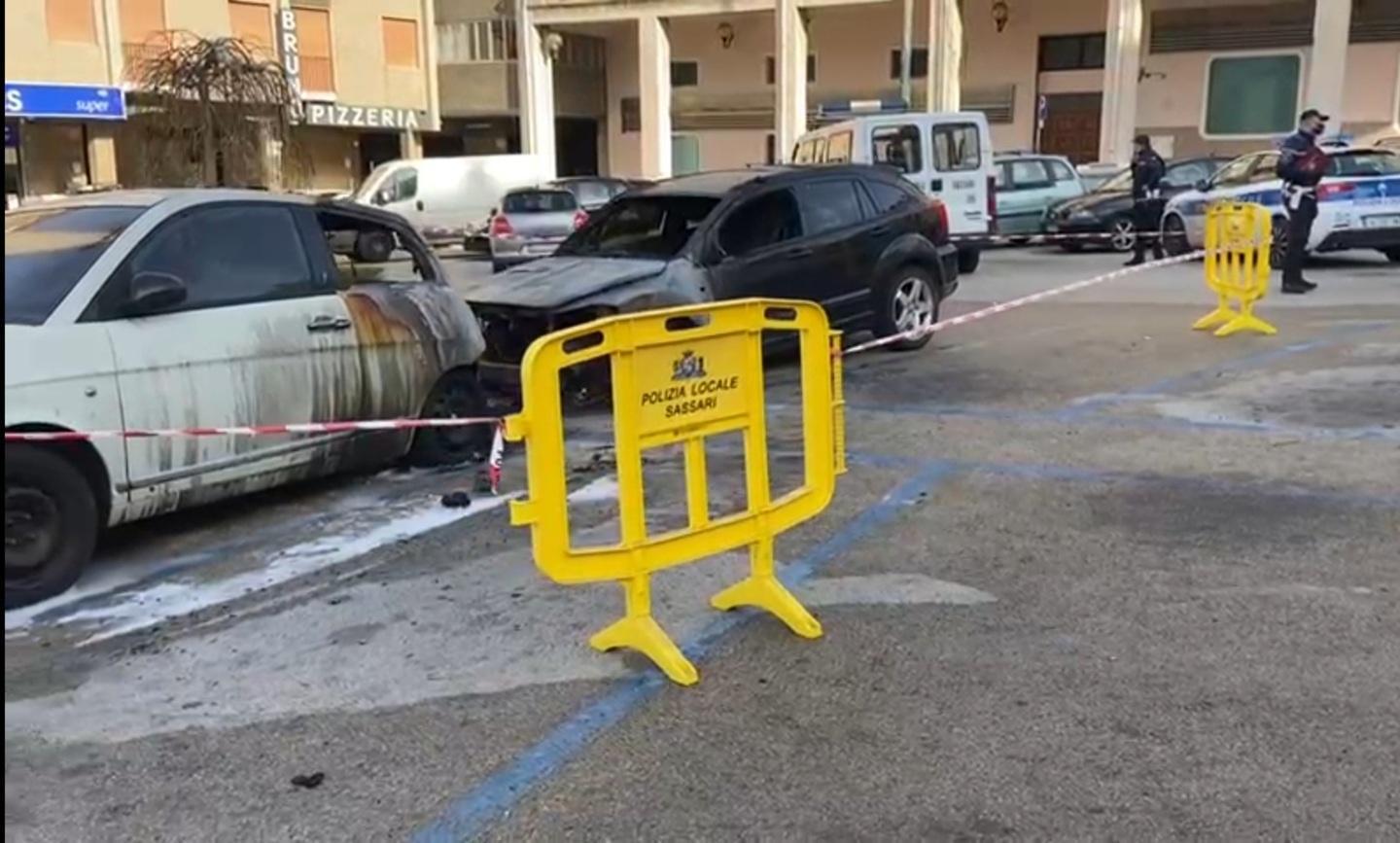 Paura nella notte, a fuoco 4 auto 