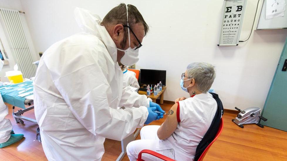 Vaccini, tocca ad anziani, insegnanti e forze dell’ordine