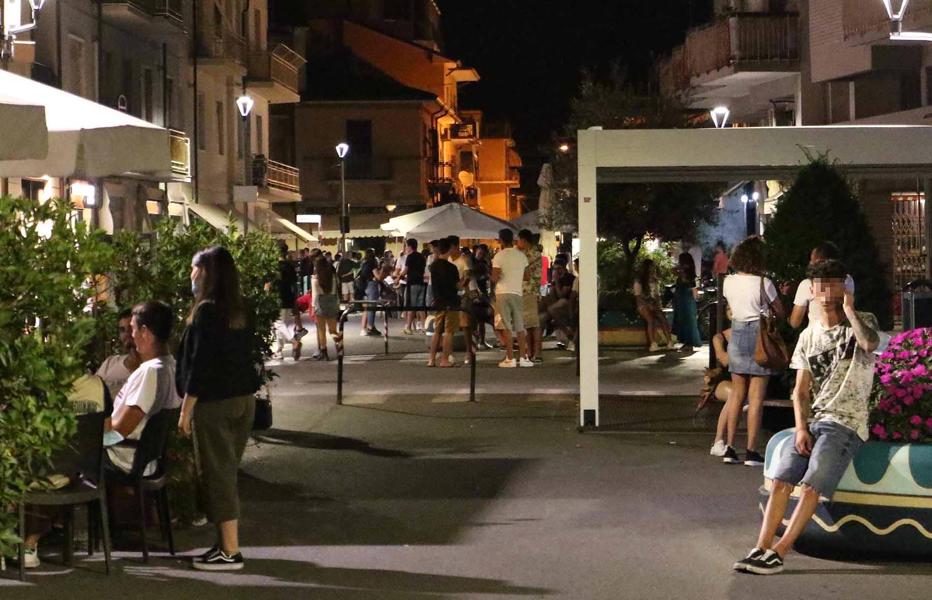 Movida, da oggi (venerdì) il giro di vite. Stretta sul consumo di alcolici 