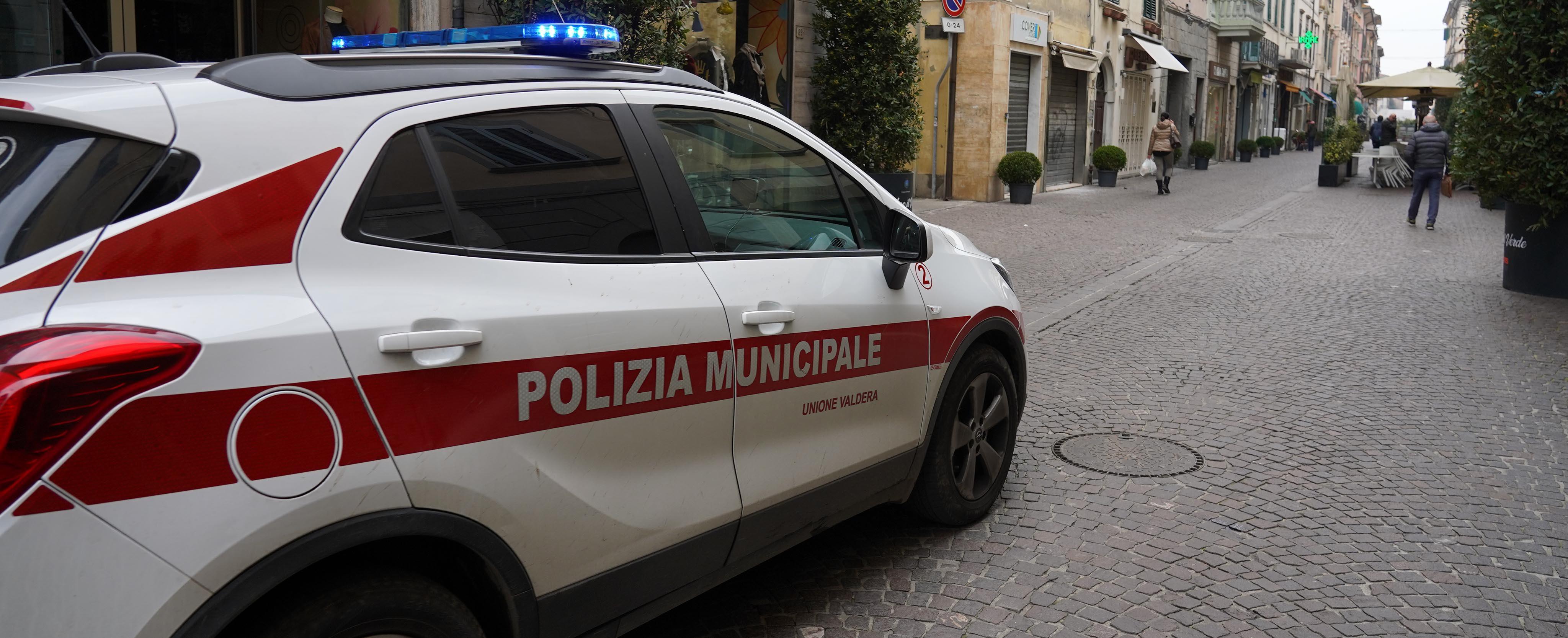 Una pattuglia della polizia municipale (foto d'archivio)