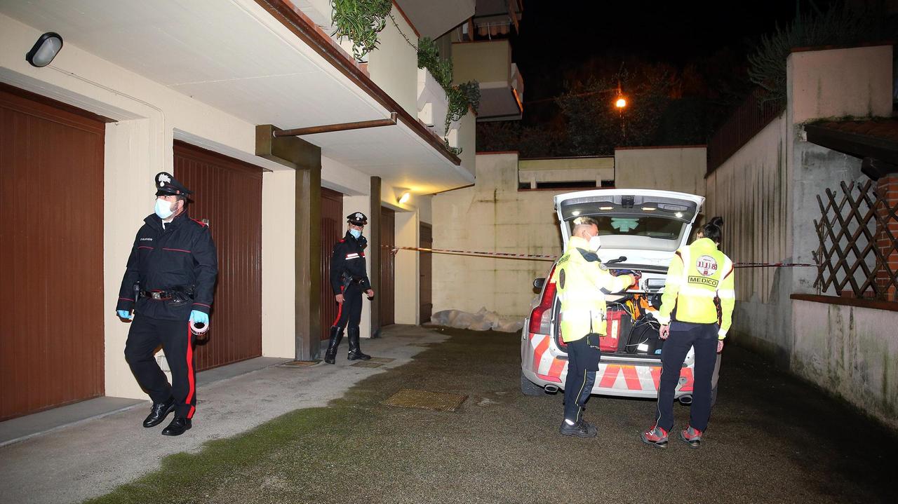 I carabinieri davanti all'appartamento dei coniugi