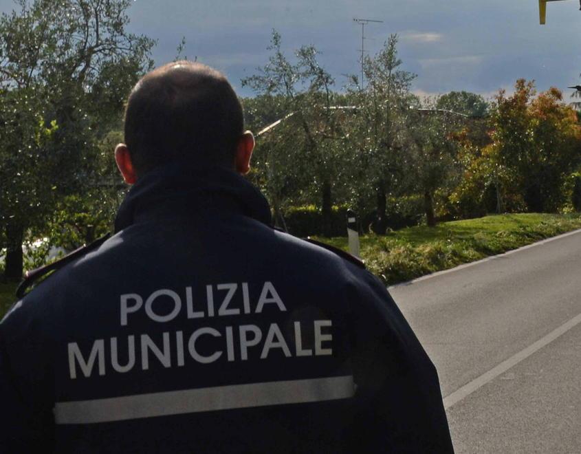 Polizia municipale e servizio tributi: il Comune di Chianni trova la soluzione 