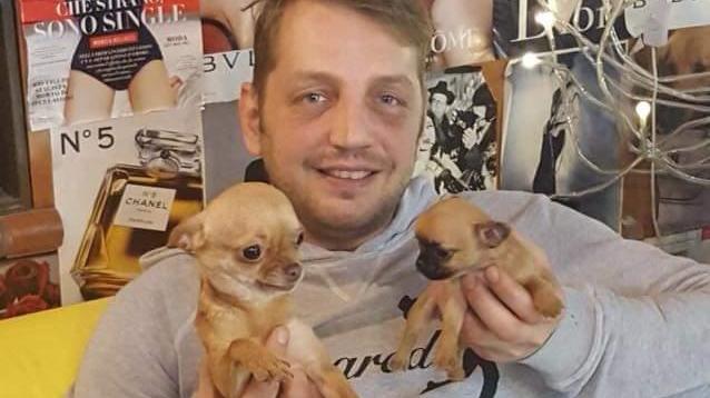 Marco Bandini con due dei suoi piccoli cani