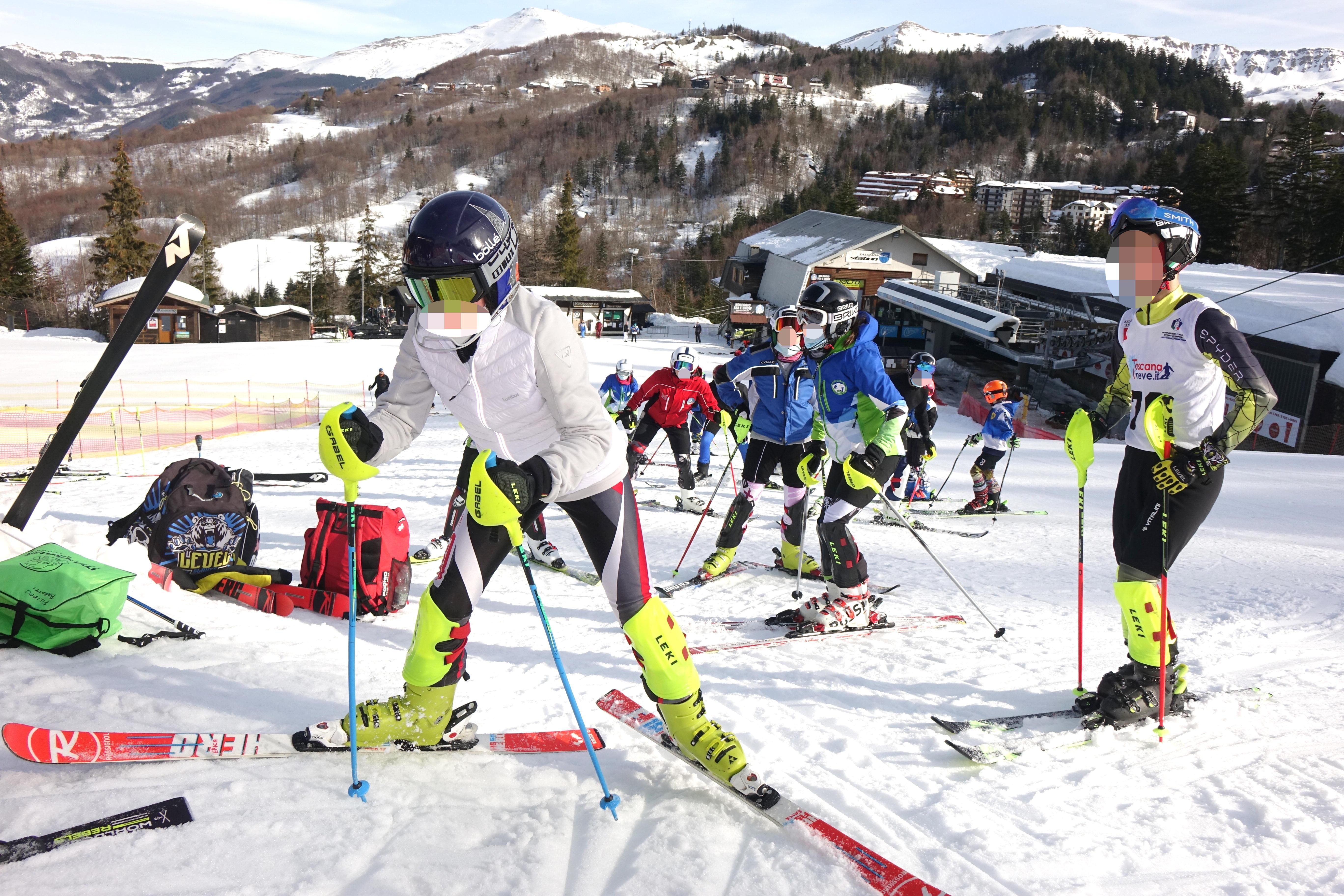 Tecnici al lavoro per mettere le piste in sicurezza (foto Gori)