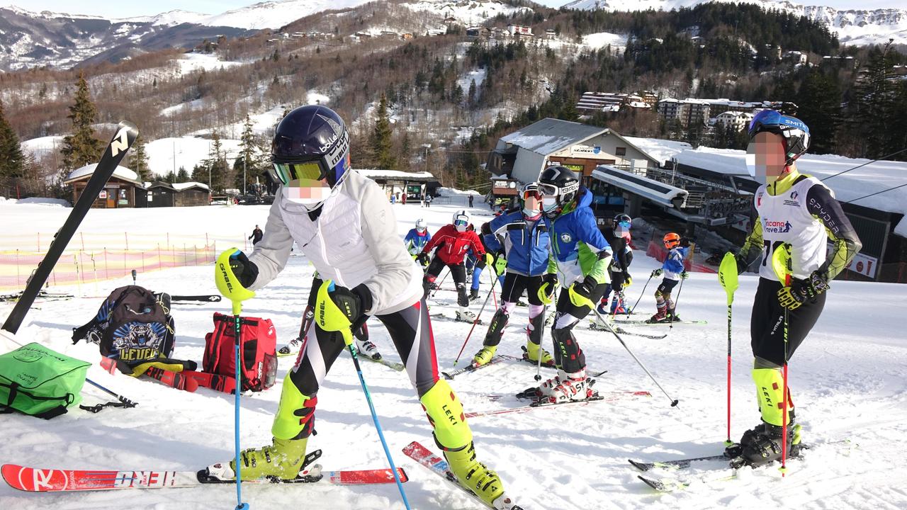 Tecnici al lavoro per mettere le piste in sicurezza (foto Gori)