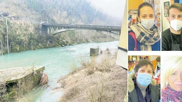 A sinistra il ponte di Calavorno: a destra in alto Ilaria Luciano e Davide Priori. In basso Donatella Maria Paladini e Alfreda Paganelli