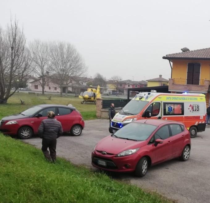 Con la moto contro un camion: grave un 26enne di Goro 