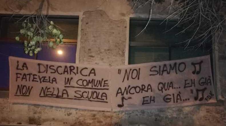 Nuova protesta a Quiesa e il sindaco ribatte: «Lavoriamo al progetto della scuola»