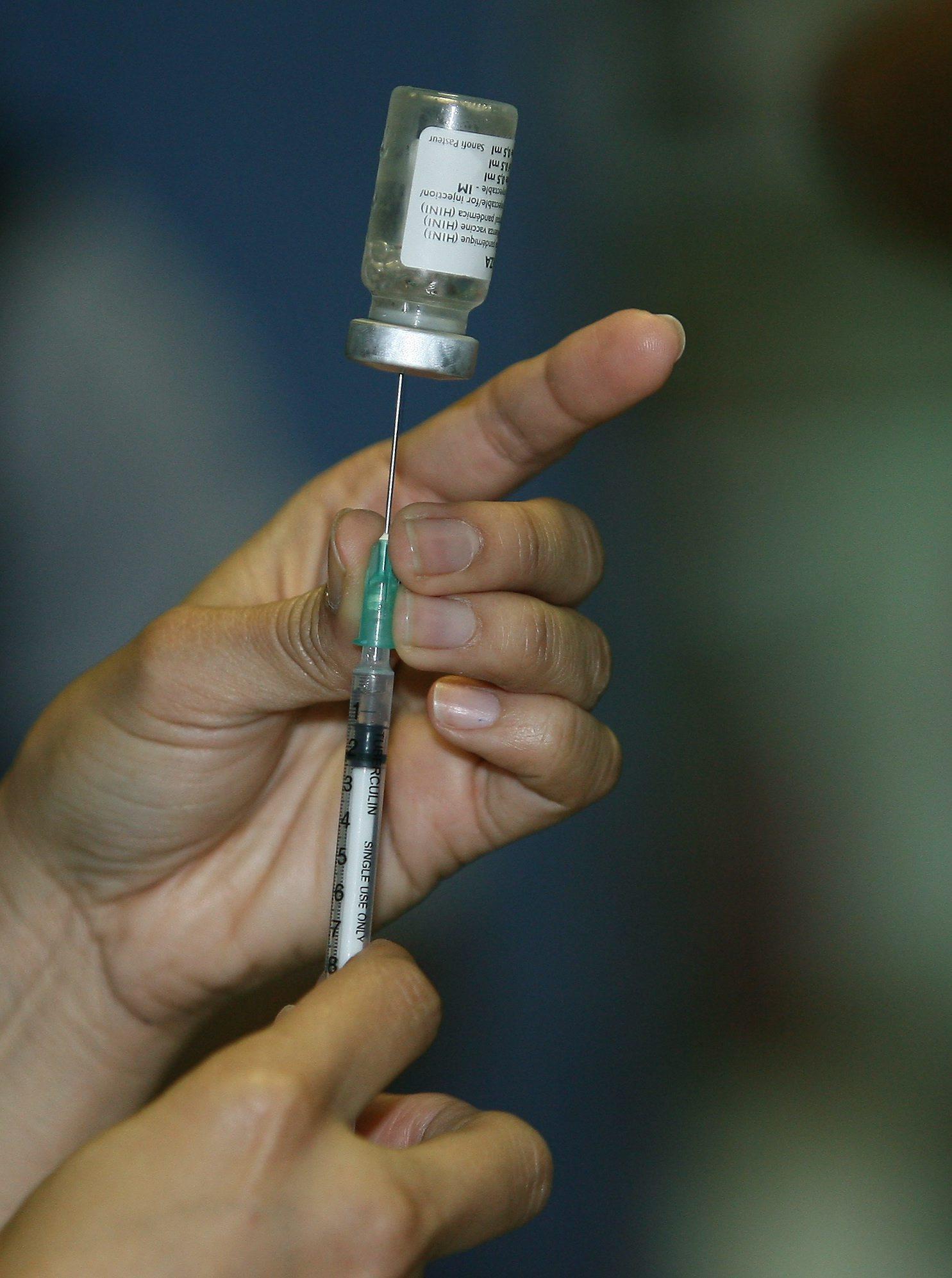 Vaccini, nell'isola entro febbraio 13mila dosi per gli over 80 